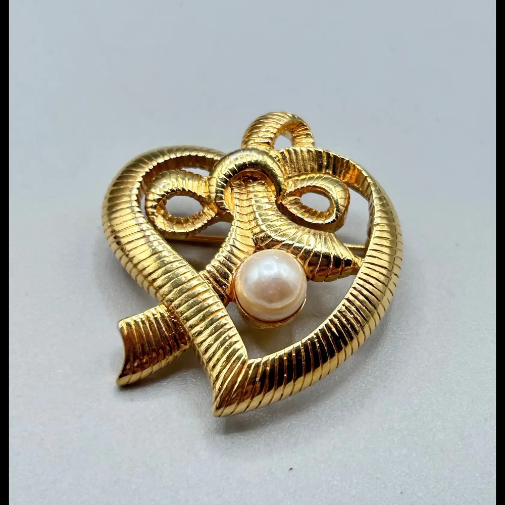 Elegant Gold Heart Brooch with Pearl Accent